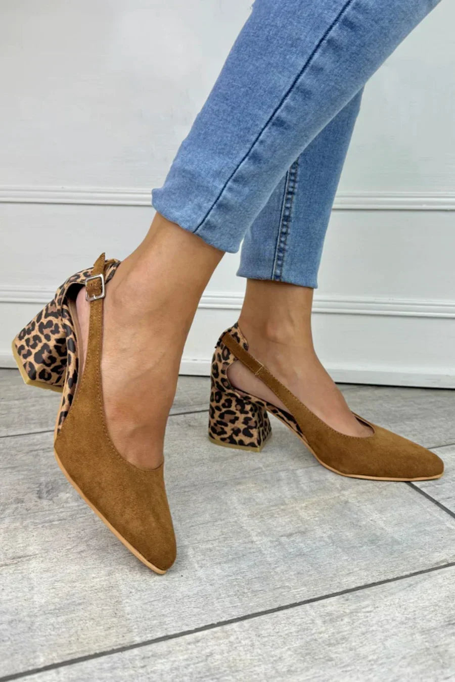 Slingback-Pumps mit Leopardenmuster