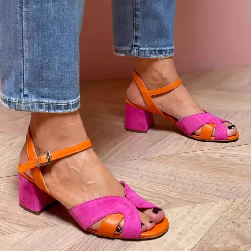 Schuhe mit T-Steg und breitem Absatz